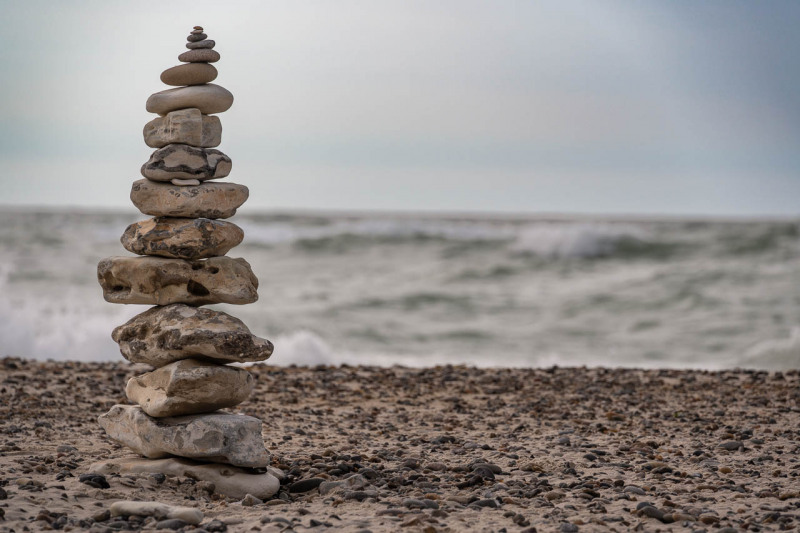 Stone-Balance am Stand von Vorupør